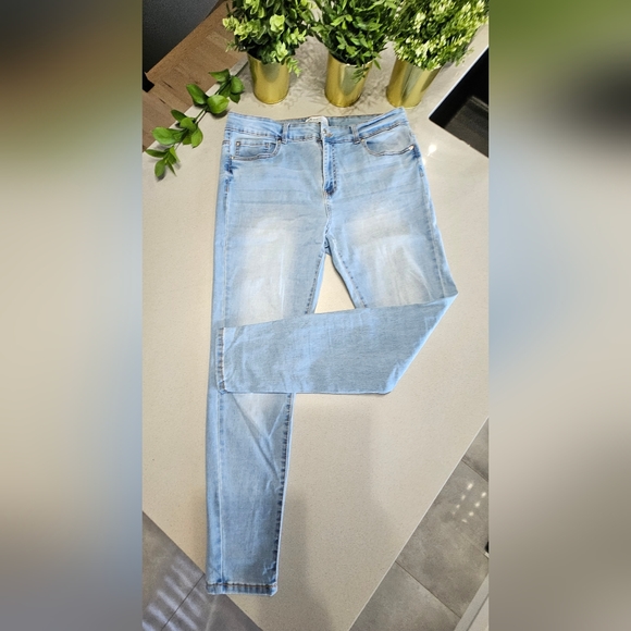 NWOT PRIMARK Très beau jeans skinny neuf et extensible bleu clair - Picture 2 of 7
